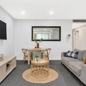 https://pier-108-glenelg.adelaidehotels-au.com